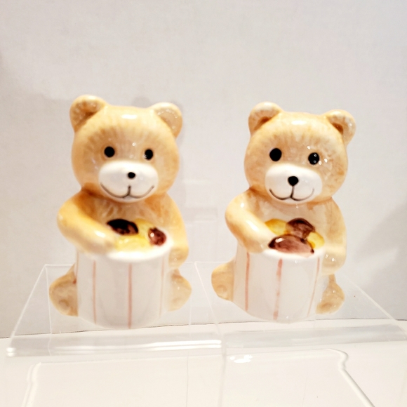 Unknown Other - Bears with Bushels Salt & Pepper Shakers